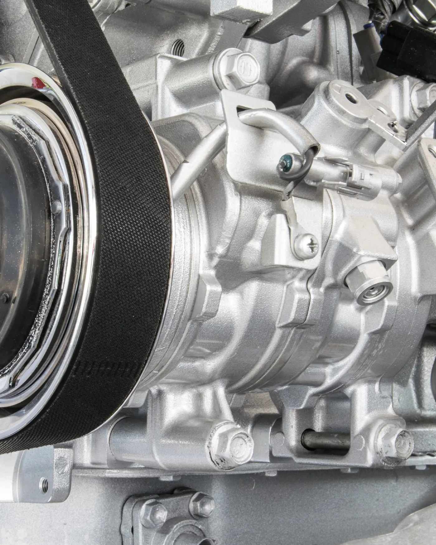Detalle de motor en revisión en el taller Roldán